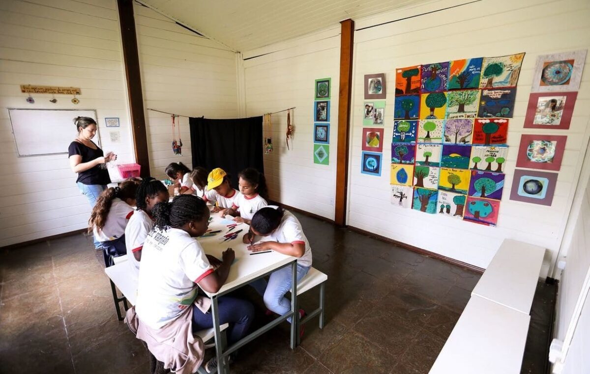 sala-de-aula-com-alunos-da-escola-da-natureza-em-brasilia-foto-marcelo-camargo-agencia-brasil-1200x762 c