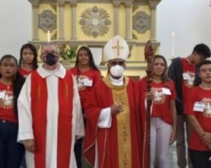 CELEBRAÇÃO DE CRISMA NA PARÓQUIA NOSSA SENHORA APARECIDA EM TRÊS CORAÇÕES 