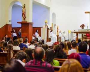 DOM PEDRO PRESIDE CELEBRAÇÃO DE CRISMA NA PARÓQUIA DO MÁRTIR SÃO SEBASTIÃO